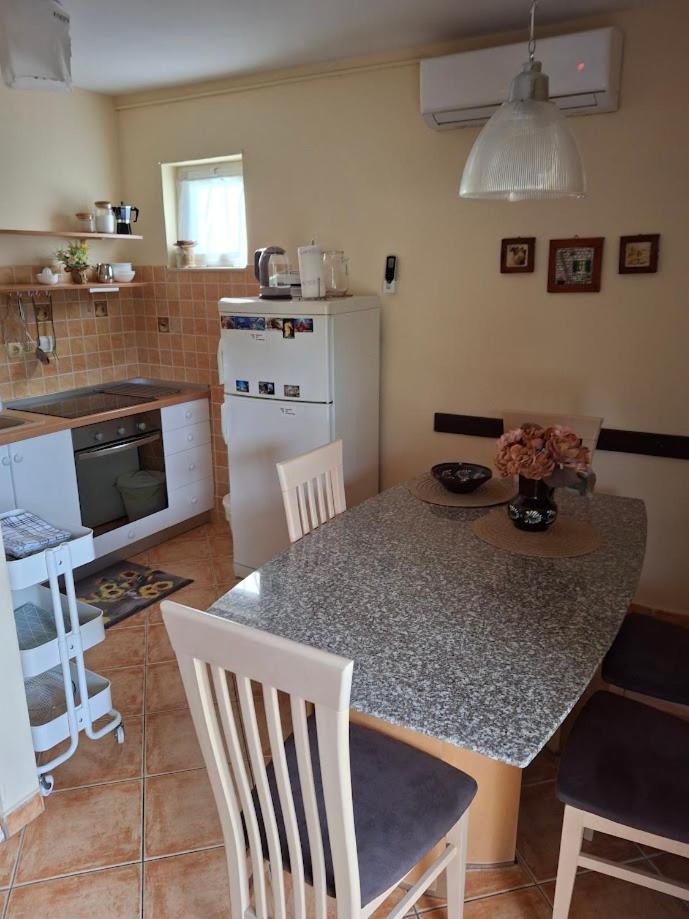 Apartments Popaj Комижа Экстерьер фото